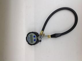 Digital air gauge with long rubber hose